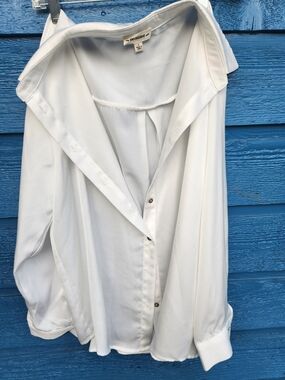 eesome White Button-Front Women's Blouse